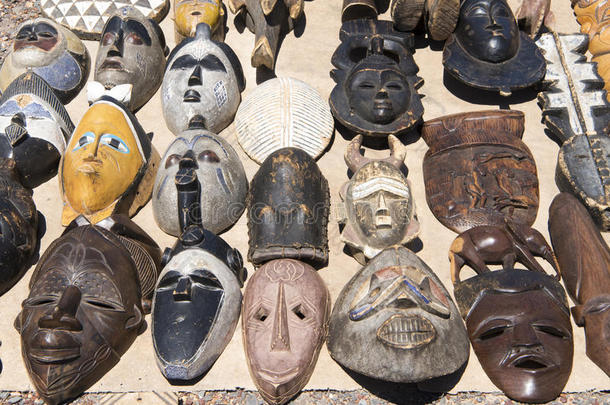 手工制作的非洲木制面具，由当地居民制作，带有符号和表情