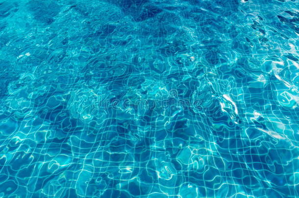 蓝色游泳中干净水波纹图案的背景