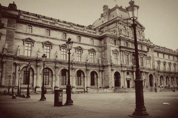 法国巴黎塞皮亚卢浮宫博物馆的庭院
