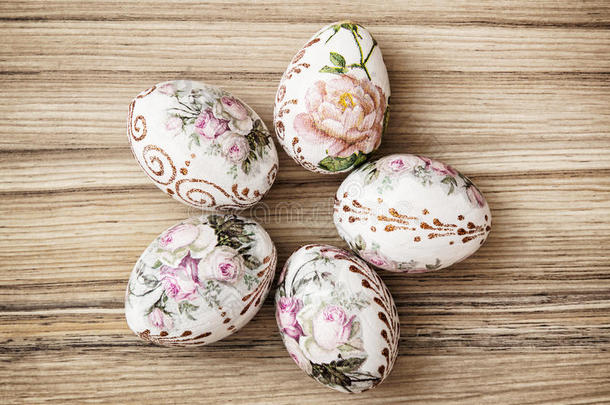 木制背景上五颜六色的复活节彩蛋，象征春天
