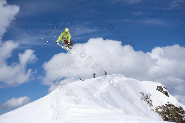 在山上飞滑雪者。 极限运动。