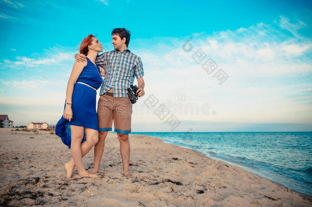 一对年轻的夫妇在潮湿的圣上享受盛夏的午后