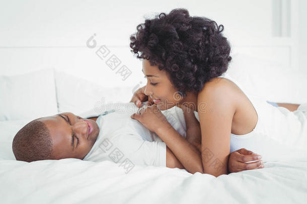幸福<strong>的夫妻躺在床上</strong>