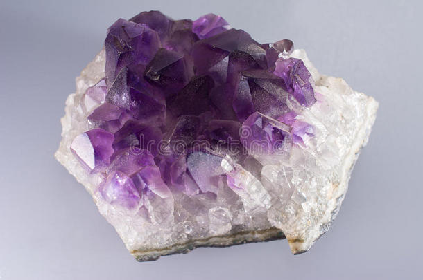 紫水晶水晶岩石