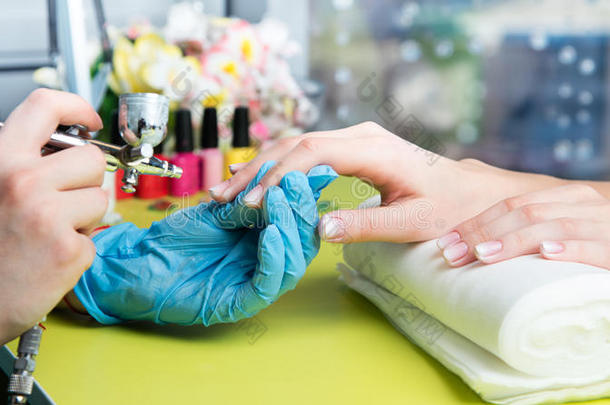 一位在美甲沙龙接受指甲锉美容师修剪指甲的妇女的特写镜头。 去修指甲的女人。 美容