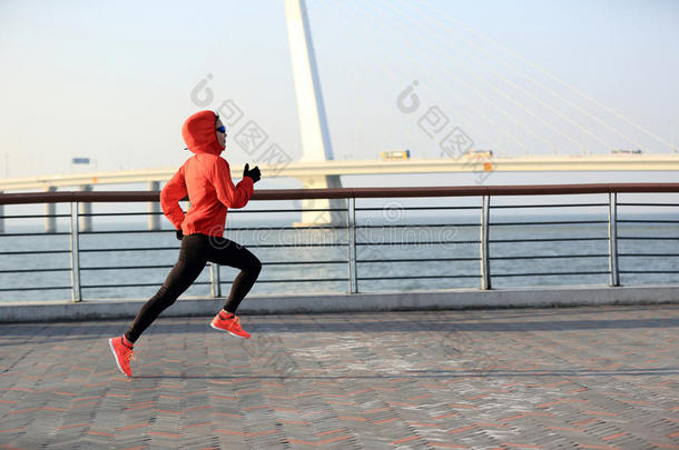 健身女子跑步者在海边跑步