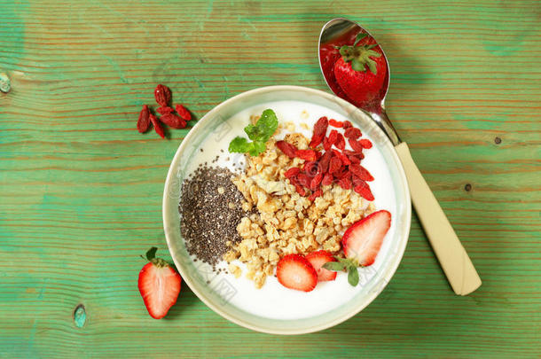 浆果碗早餐芡欧鼠尾草甜点