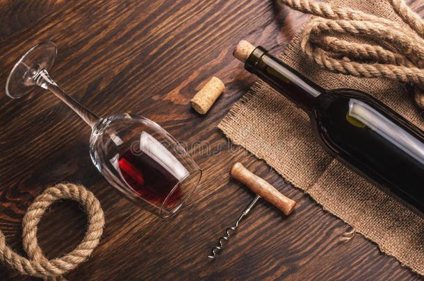 玻璃与葡萄酒，瓶子，开瓶器和麻布，木制背景