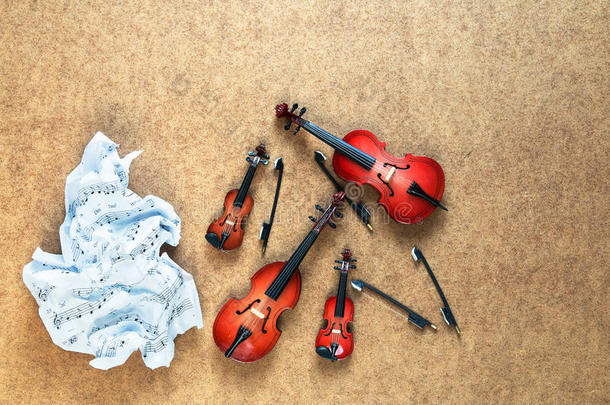 四种弦乐管弦乐队乐器：小提琴、大提琴、小提琴、中提琴和皱巴巴的床单音乐。