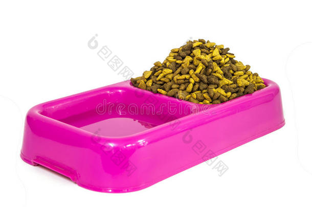 干<strong>猫粮</strong>和粉红色碗里的水