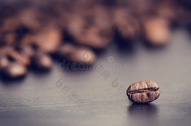 黑色背景上的咖啡豆。 悬浮咖啡豆。 颗粒产品。 热饮。 关门。 收获。自然背景。