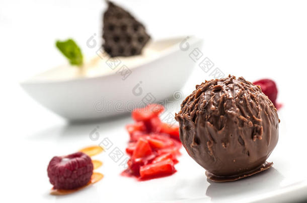 巧克力球与<strong>冰淇淋</strong>和水果在白色盘子，甜甜点与巧克力，产品<strong>摄影</strong>的糕点或休息