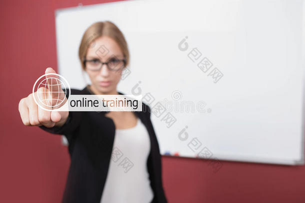 商业，技术，互联网概念-女商人按在线培训按钮在虚拟屏幕上