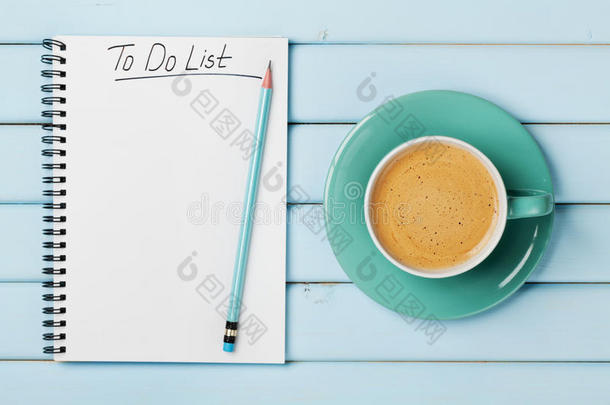 咖啡杯和笔记本，从上面做蓝色乡村书桌上的清单，规划和设计理念