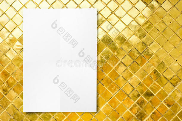 空白折叠纸海报挂在马赛克金色瓷砖墙上，模板模拟添加您的设计