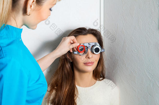 成年妇女在眼科医生检查视力并进行纠正