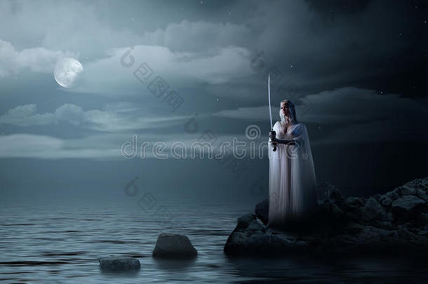 夜晚海边带着剑的精灵女孩