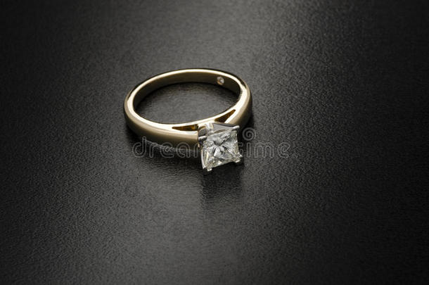 美丽的<strong>钻石戒指</strong>隔离在黑色背景上