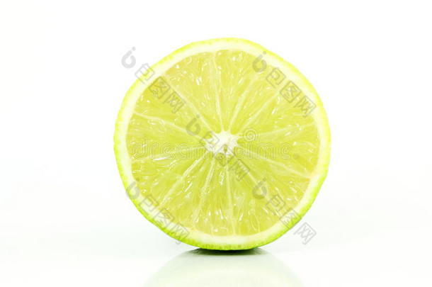 新鲜柠檬石灰柑橘类水果片特写在白色背景