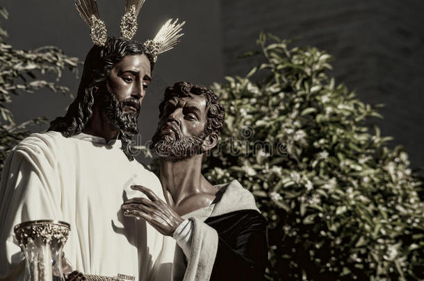 犹大之吻的兄弟情谊，圣周在西班牙塞维利亚
