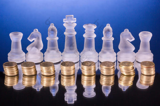 金币上的国际象棋。 投资战略。 金融概念。