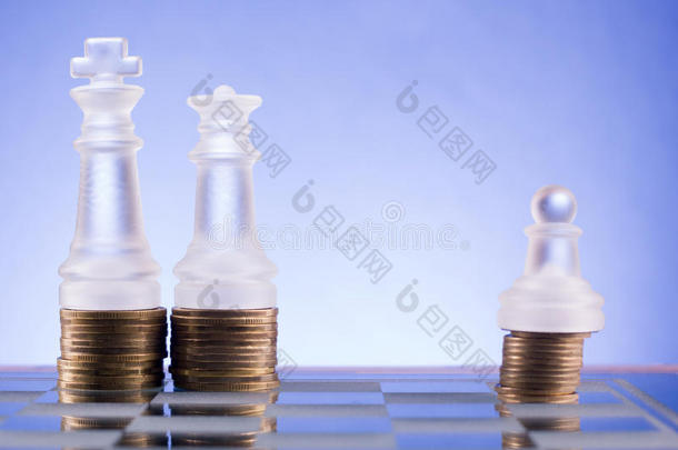 金币上的国际象棋。 投资战略。 金融概念。