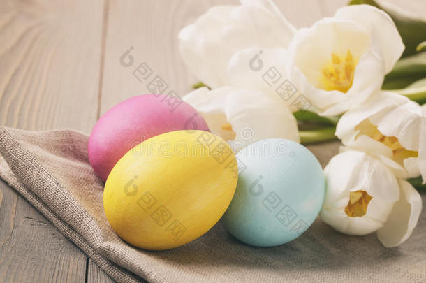 用郁金香在桌子上手绘复活节彩蛋