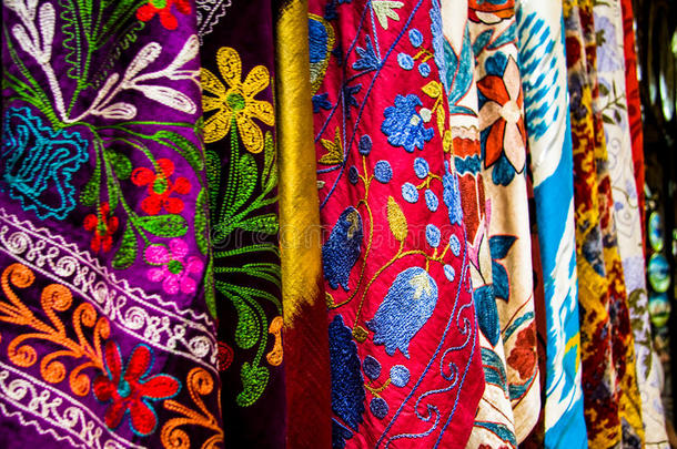 五颜六色的纺织品在大巴扎尔，伊斯坦布尔，土耳其