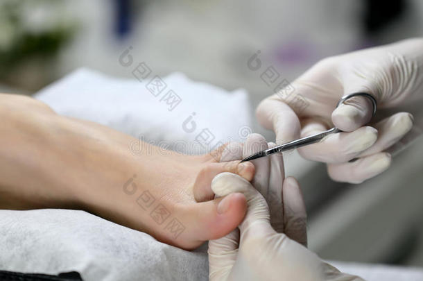 在脚上关闭切割角质层，指甲剪刀