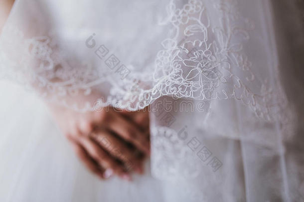 新娘手拿白色连衣裙，准备结婚仪式，等待