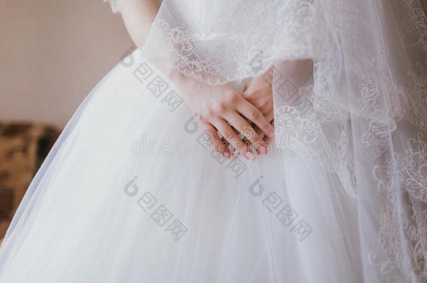 新娘手拿白色礼服，准备<strong>结婚仪式</strong>，