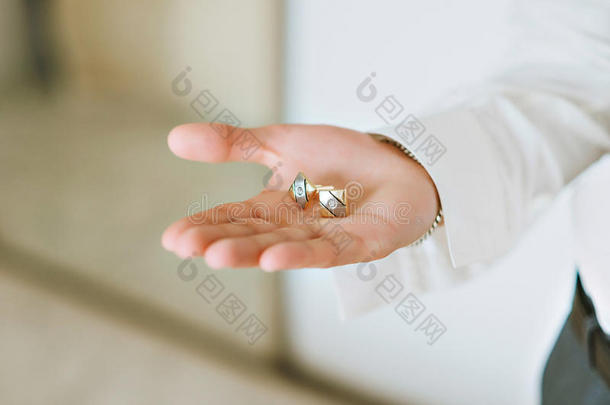 婚礼上的订婚戒指。 新郎看到戒指了