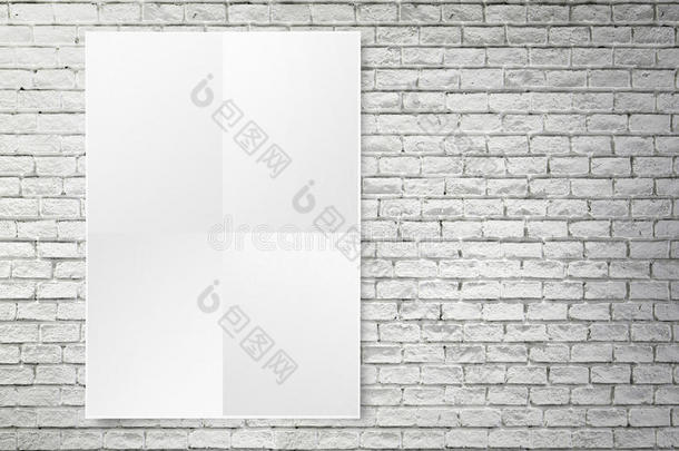 空白折叠纸海报挂在白色砖墙上，模板m