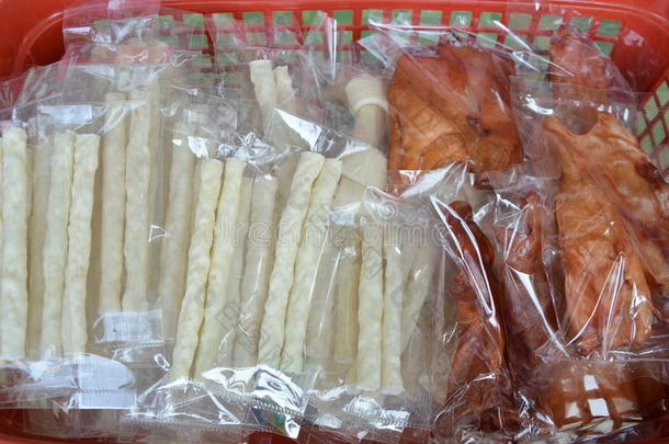 狗零食在塑料袋包装在篮子上出售在宠物店