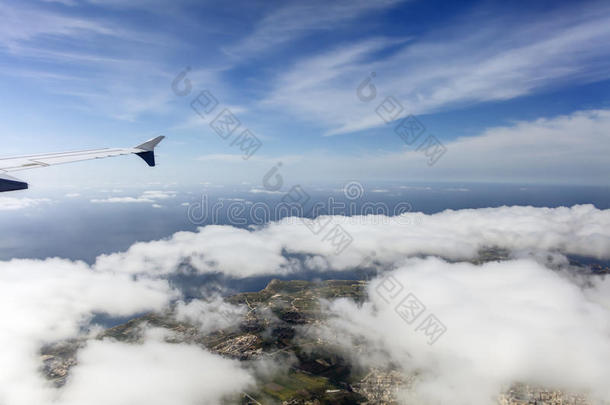 空中照片的岛屿景观与云景海<strong>延伸</strong>到地平线