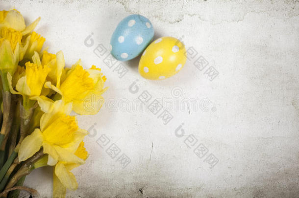 复活节背景与彩绘鸡蛋和盛开的水仙花