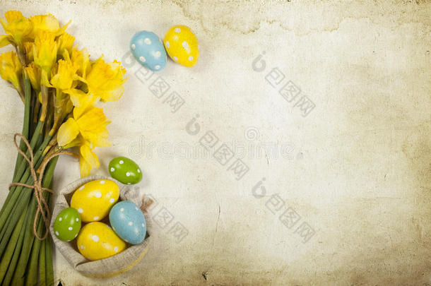 复活节背景与彩绘鸡蛋和盛开的水仙花