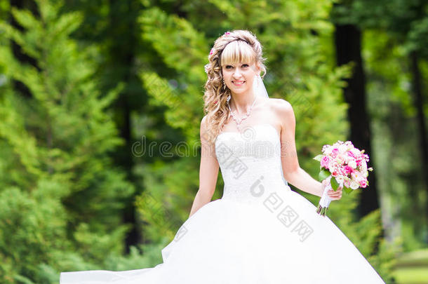 美丽的新娘，<strong>婚礼</strong>花束在<strong>户外绿</strong>色公园。