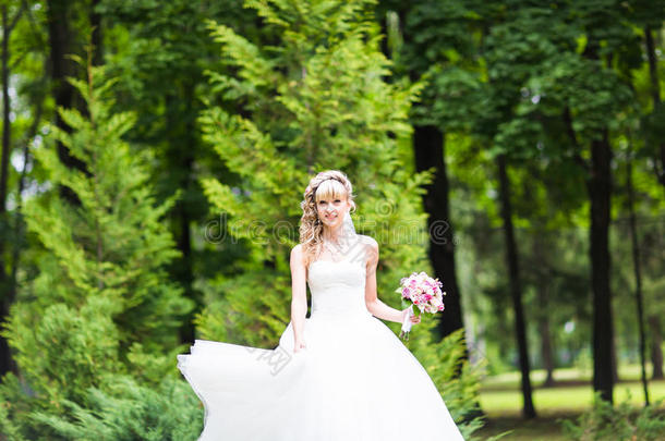 美丽的新娘，<strong>婚礼</strong>花束在<strong>户外绿</strong>色公园。