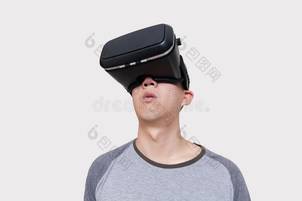 亚洲男人戴着<strong>VR</strong>护目镜，沉浸在<strong>VR</strong>多媒体中
