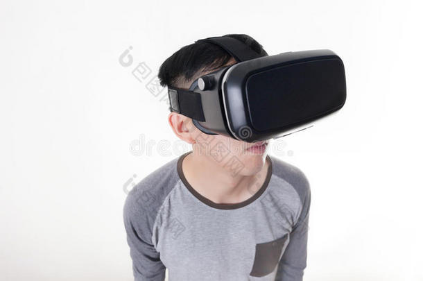 亚洲男人戴着<strong>VR</strong>护目镜，沉浸在<strong>VR</strong>多媒体中