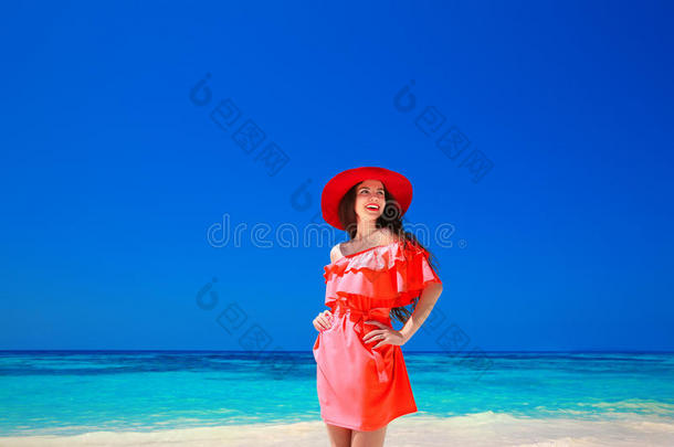 美丽优雅的红<strong>帽</strong>女子，在充满异国情调的海边，热带<strong>沙滩</strong>上尽情享受。<strong>夏季</strong>户外肖像。漂亮的女模特。