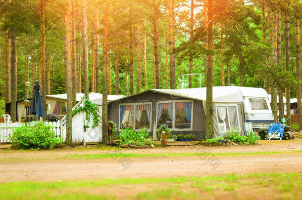 露营货车和帐篷在树林露营地。 哈米娜，芬兰，苏姆