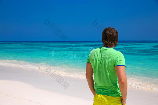 快乐男人在异国海滩享受美好生活的背景