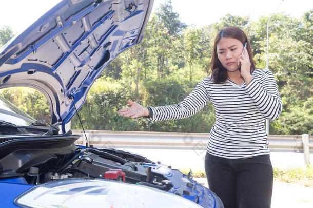亚洲妇女在汽车发动机故障后要求援助