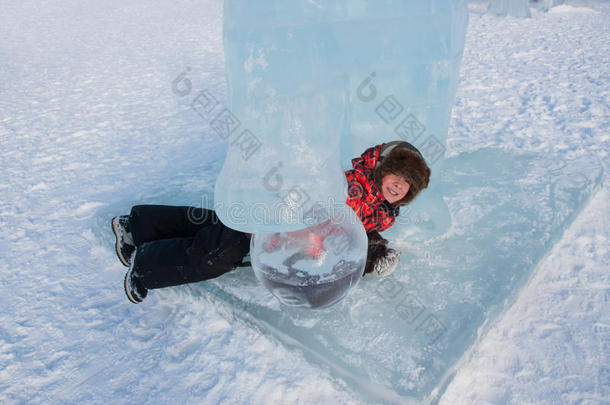 男孩在冰雕，城市广场
