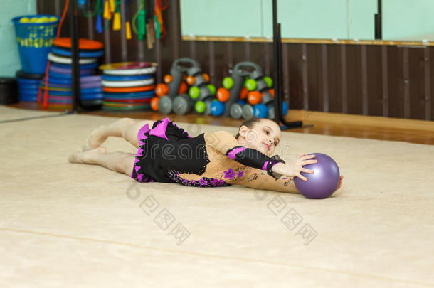 可爱的女孩在<strong>艺术体操</strong>上用球做狡猾的把戏