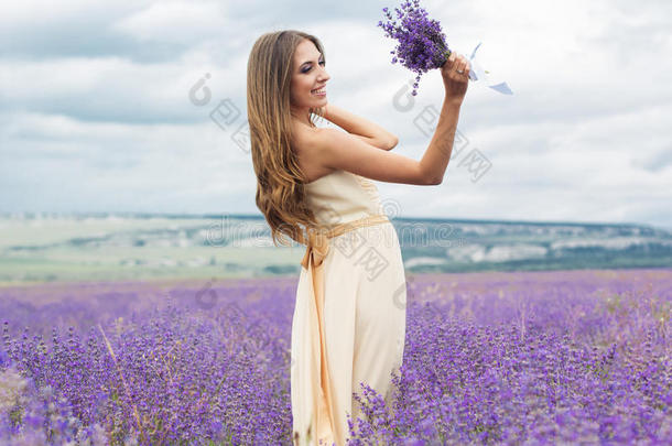 女孩穿着婚纱在紫色薰衣草田野