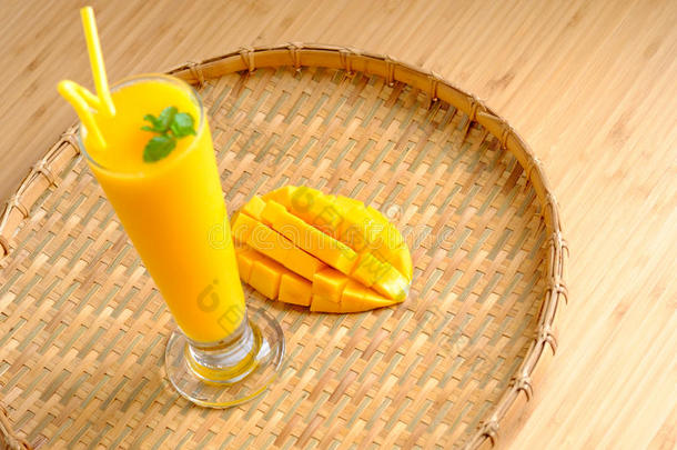 新鲜<strong>芒果汁</strong>冰沙和芒果水果与竹篮