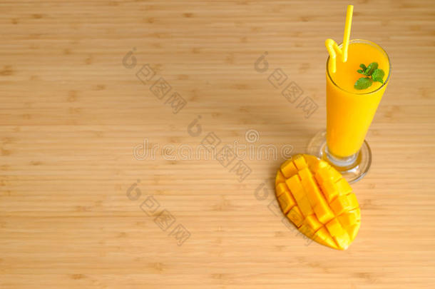 新鲜<strong>芒果汁</strong>冰沙和芒果水果与竹篮